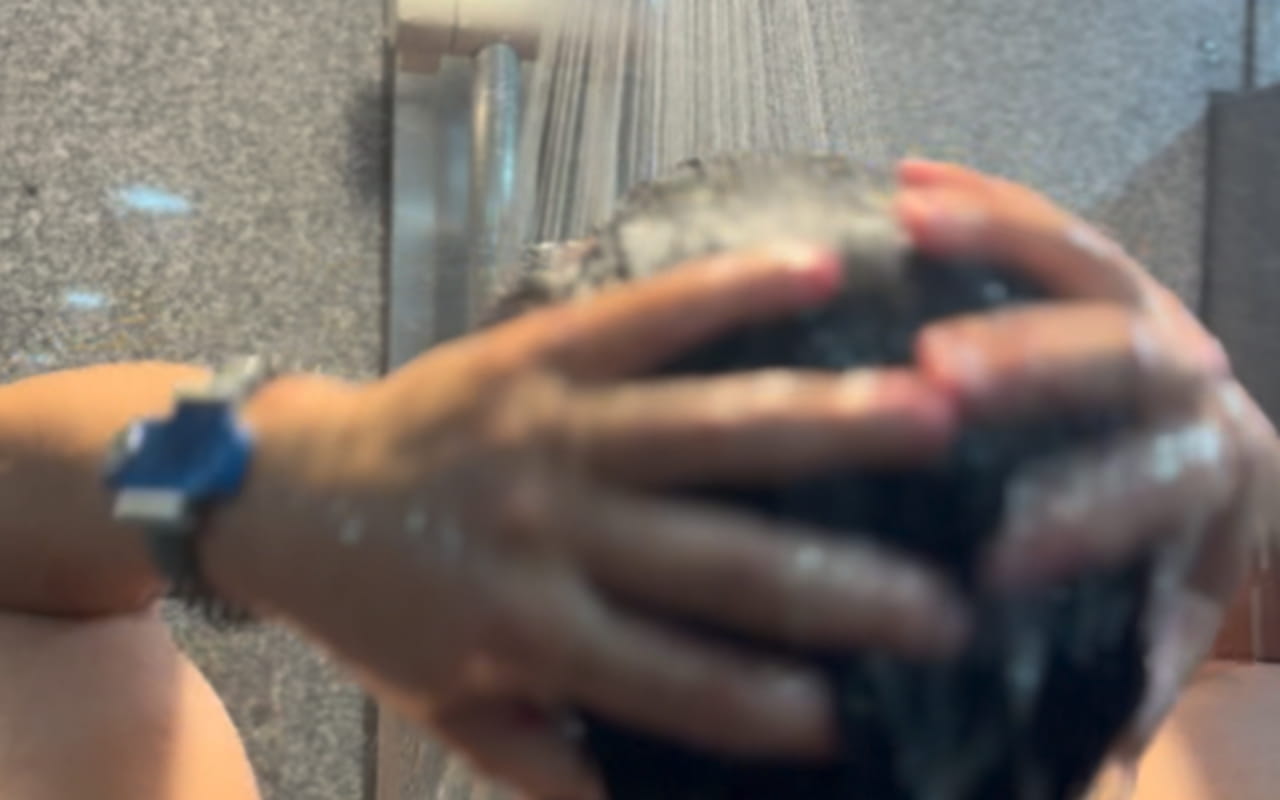 頭を洗う男性の様子