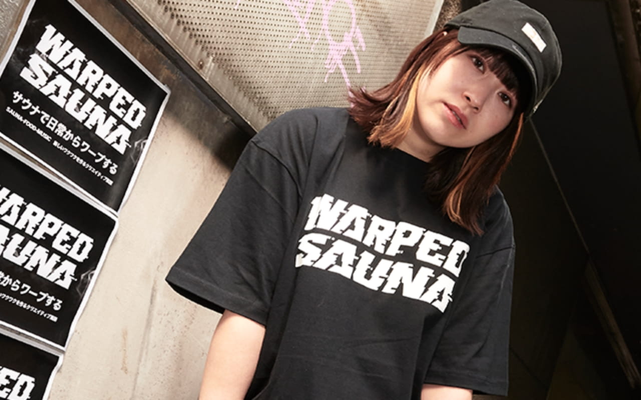 Tシャツとキャップを被る女性